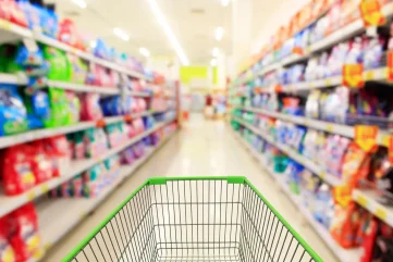 Caddie en supermarché avec focus sur les prix au kilo