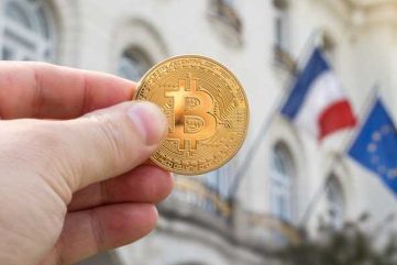 Christine Lagarde à la tribune de la Banque centrale européenne, réaffirmant le refus du Bitcoin dans les réserves.