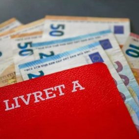 Livret A rouge posé sur des billets en euros, symbole d’épargne en France