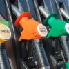 Pistolets de carburant diesel et essence sur une pompe en station-service en France