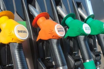 Pistolets de carburant diesel et essence sur une pompe en station-service en France