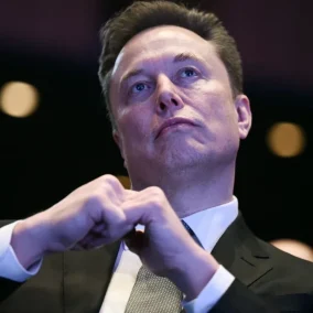 Elon Musk, dont la fortune est annoncée au-delà des 800 milliards après le rapprochement entre SpaceX et xAI.