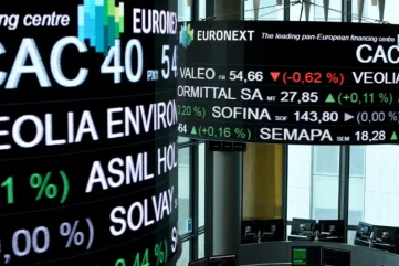 Une action qui s’envole sur un écran pendant qu’un investisseur hésite à cliquer sur acheter.