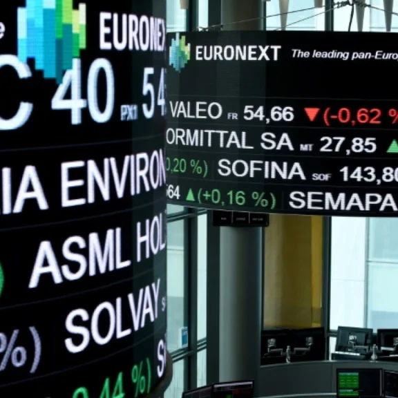 Une action qui s’envole sur un écran pendant qu’un investisseur hésite à cliquer sur acheter.